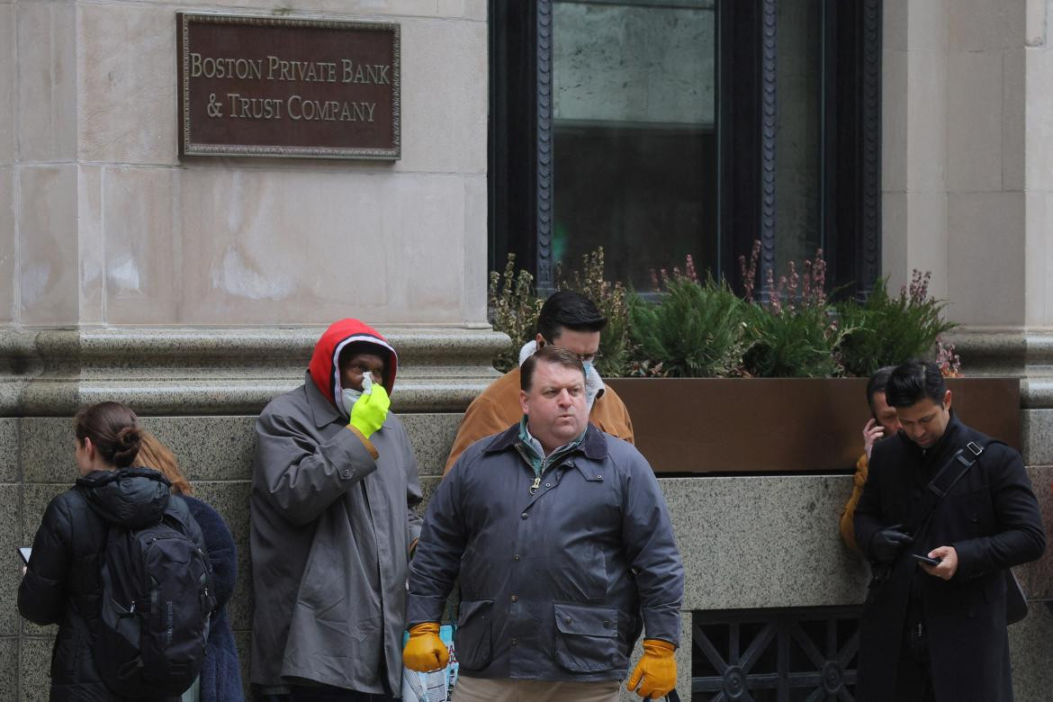 Clientes fueron a buscar sus depósitos en los bancos colapsados. Foto: Reuters. 