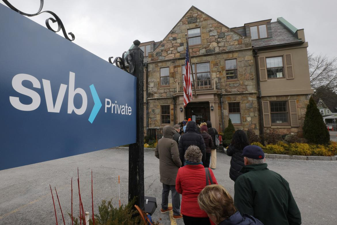  Clientes hacen cola frente a una sucursal del Silicon Valley Bank en Wellesley, Massachusetts, EEUU. 13 de marzo de 2023_ FOTO REUTERS