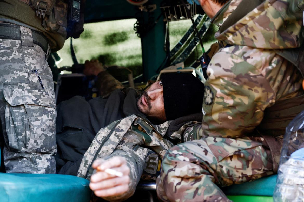Soldado ucraniano siendo asistido. Foto Reuters.