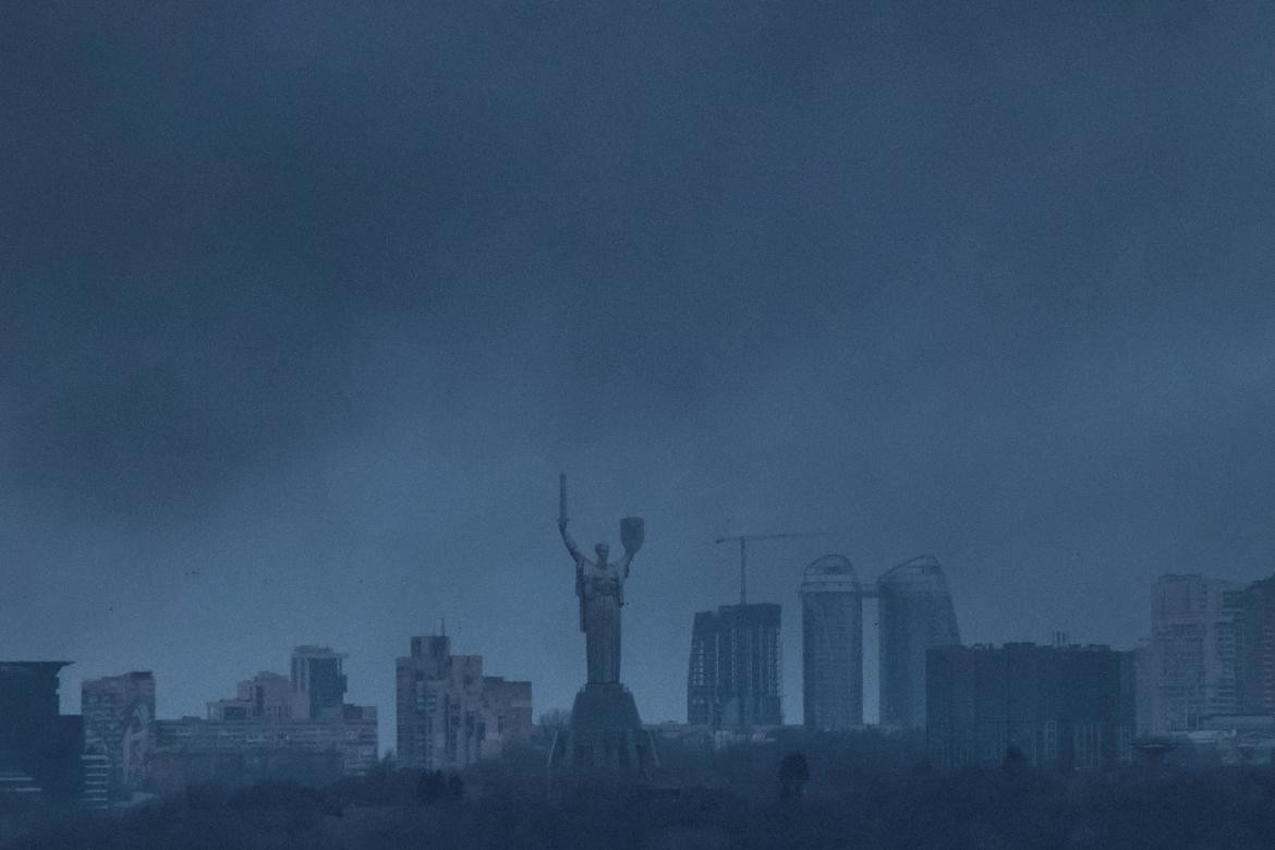 El humo en Kiev después de un ataque de misiles rusos. Foto: Reuters. 