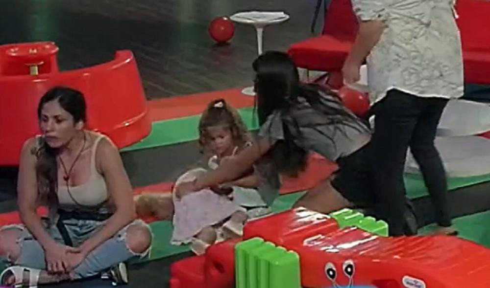 Las hijas de Romina con Caramelo. Foto: captura.