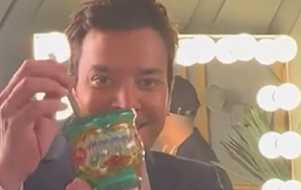 Jimmy Fallon con el regalo. Foto: captura.