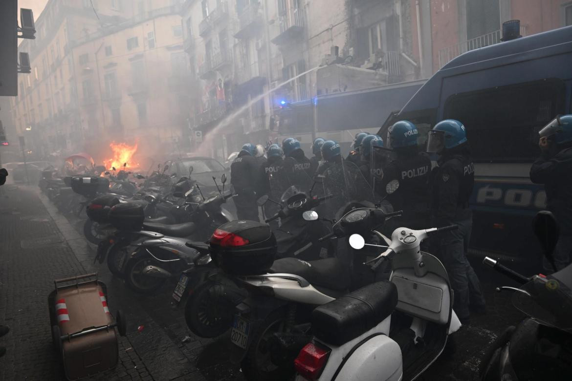 Incidentes entre hinchas del Napoli y Frankfurt. Foto: EFE