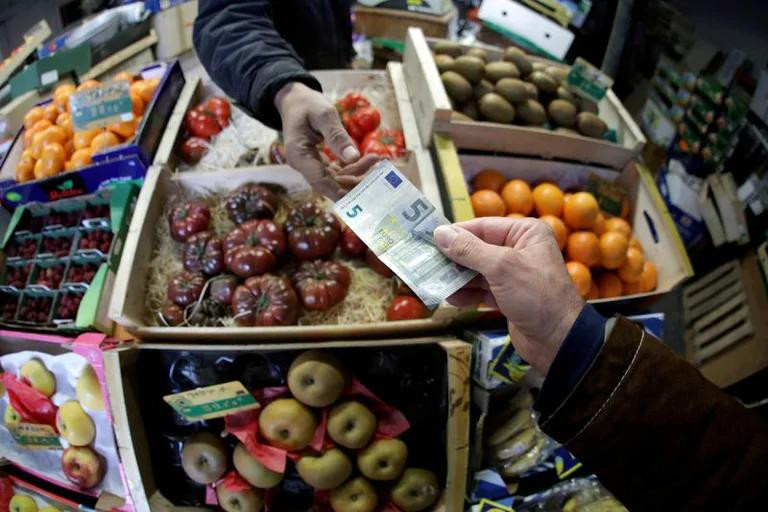 Un comprador paga con un billete de euro en un mercado de Niza. Foto: REUTERS