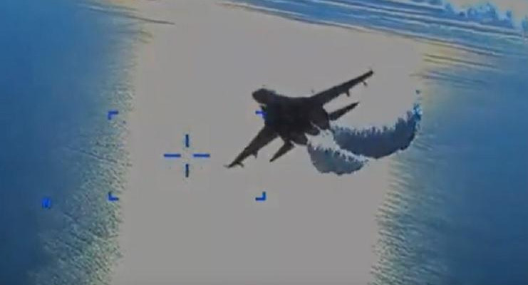 El momento en el que el avión se cruza con el drone. El origen del nuevo cruce diplomático entre EEUU y Rusia.