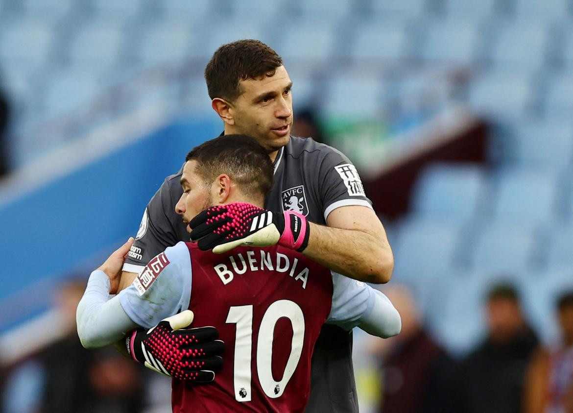 Emiliano Martínez y Emiliano Buendia en el Aston Villa. Foto: REUTERS.