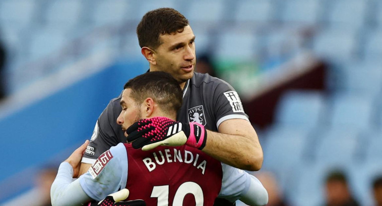 Emiliano Martínez y Emiliano Buendia en el Aston Villa. Foto: REUTERS.