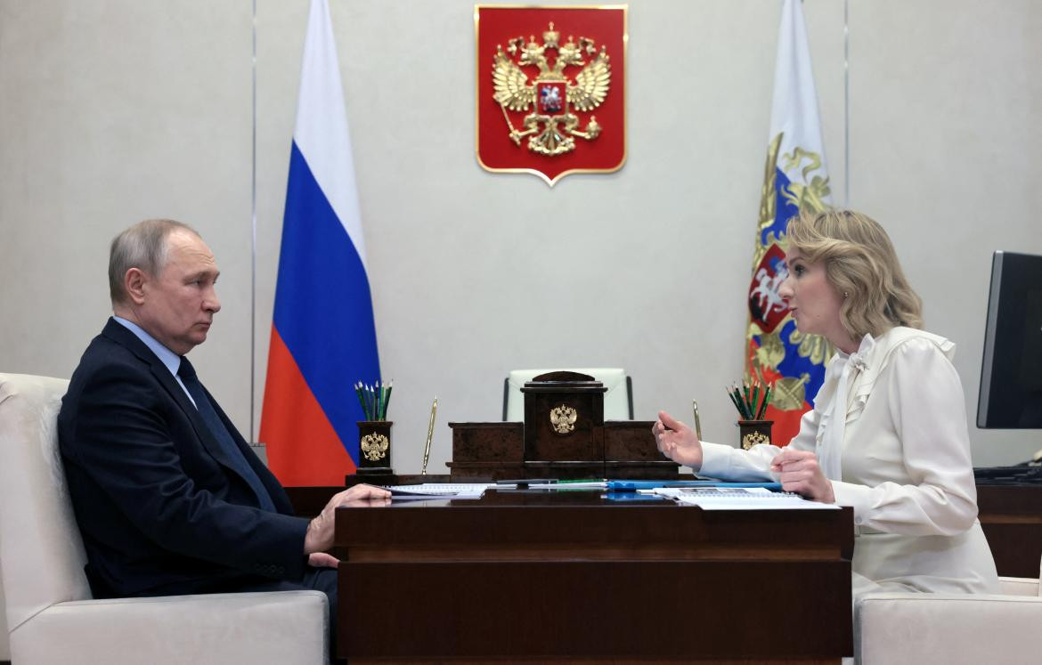 El presidente ruso, Vladímir Putin, se reúne con la comisionada presidencial rusa para los derechos de los niños, María Lvova-Belova_ Foto Reuters