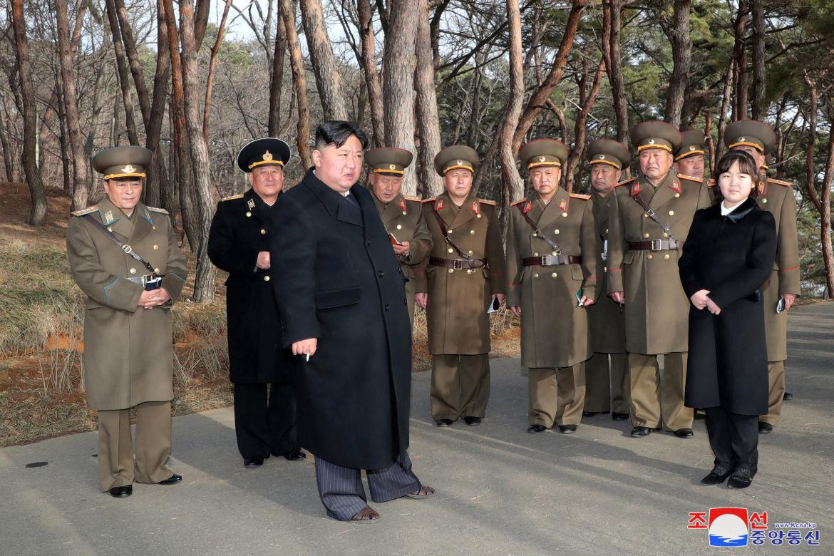 El líder norcoreano Kim Jong Un y su hija Kim Ju Ae. Reuters