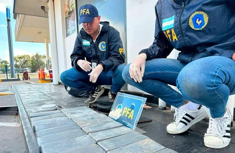 Los panes de cocaína incautadas a los cómplices de Leonardo Saravia. Foto: Policía Federal Argentina.