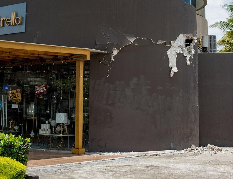 El daño que le provocó el sismo a un edificio en Perú. Foto: EFE.