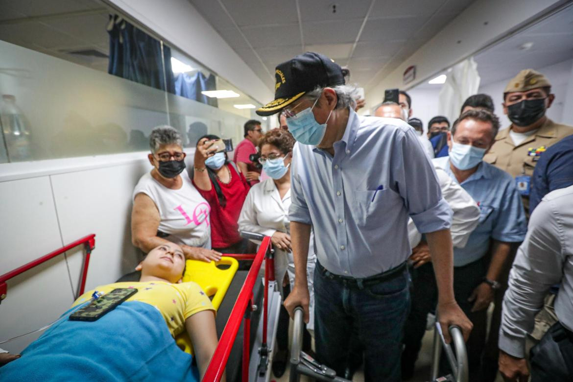 El presidente de Ecuador, Guillermo Lasso, visitando a las víctimas. Foto: EFE. 