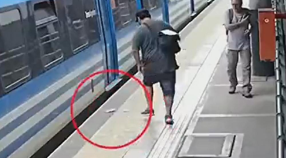 Quiso robar un celular y se le cayó a las vías del tren. Foto: captura video Trenes Argentinos.