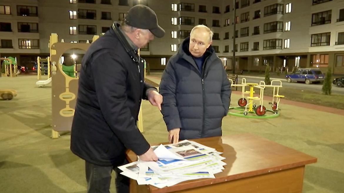 Vladimir Putin en Mariupol. Foto: Reuters.