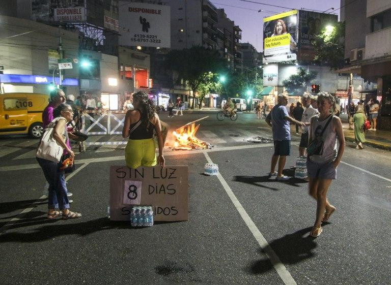 Protestas de los vecinos por falta de luz. Foto: NA.