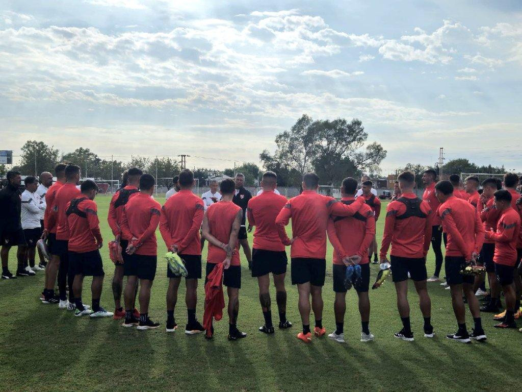 El plantel de Independiente bajo las órdenes de Pedro Monzón. Foto: Twitter @Independiente.