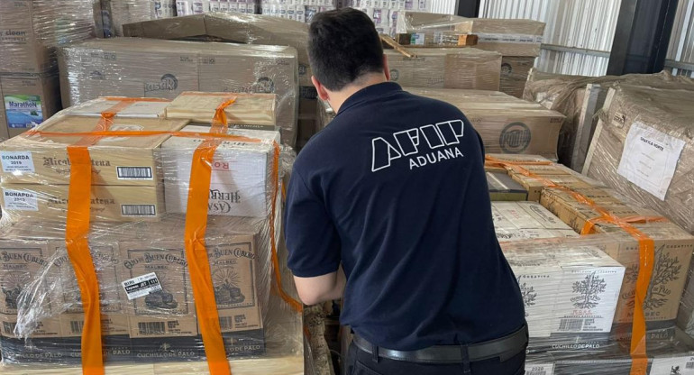 La Aduana impidió el contrabando de más de 9 mil botellas de vino en la provincia de Misiones