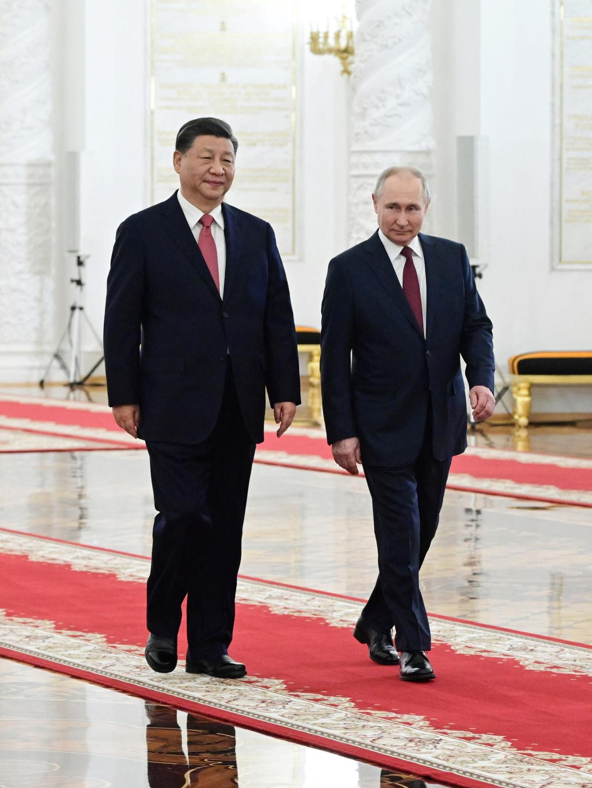 Xi Jinping y Vladimir Putin antes de firmar acuerdos. Foto: Reuters. 