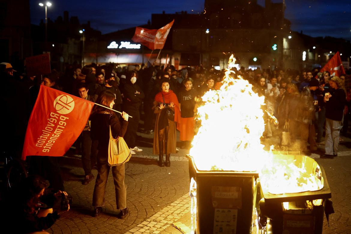 Manifestantes hacen barricadas. Foto: Reuters. 