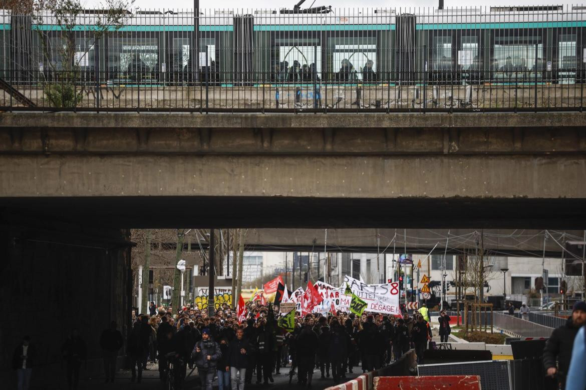 Enormes caravanas de personas se manifiestan contra la reforma de Macron. Foto: Reuters.