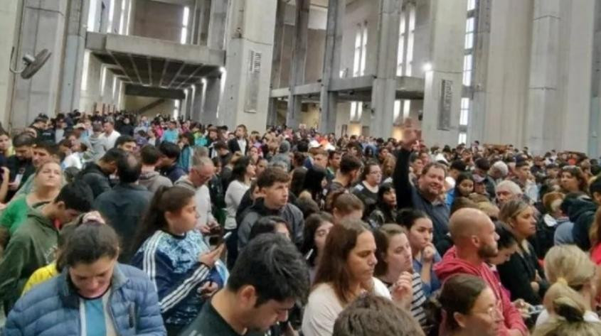 Decenas de personas se acercaron a la Virgen de San Nicolás pensando que estaba Messi. Foto: NA.