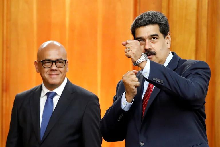 Jorge Rodríguez junto a Nicolás Maduro. Foto: REUTERS