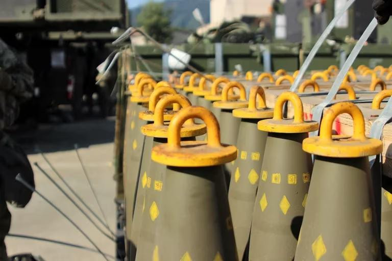 La UE enviará a Ucrania un millón de rondas de municiones de artillería en los próximos 12 meses. Foto: REUTERS