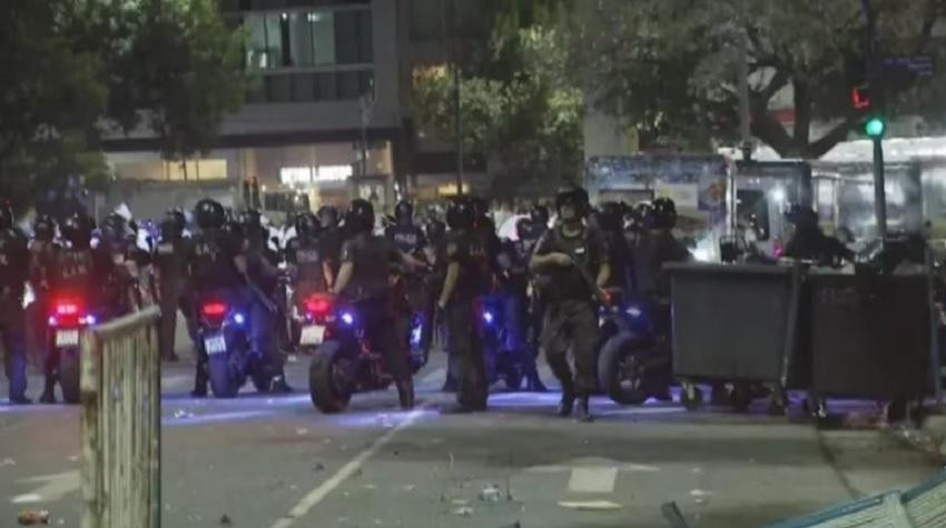 Incidentes entre la policía e hinchas en los alrededores del Monumental. NA