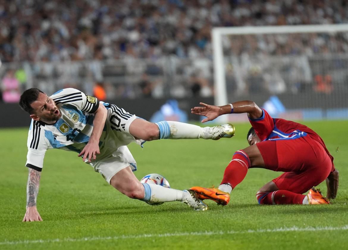 Dura infracción a Lionel Messi; Argentina vs. Panamá. Foto: NA.