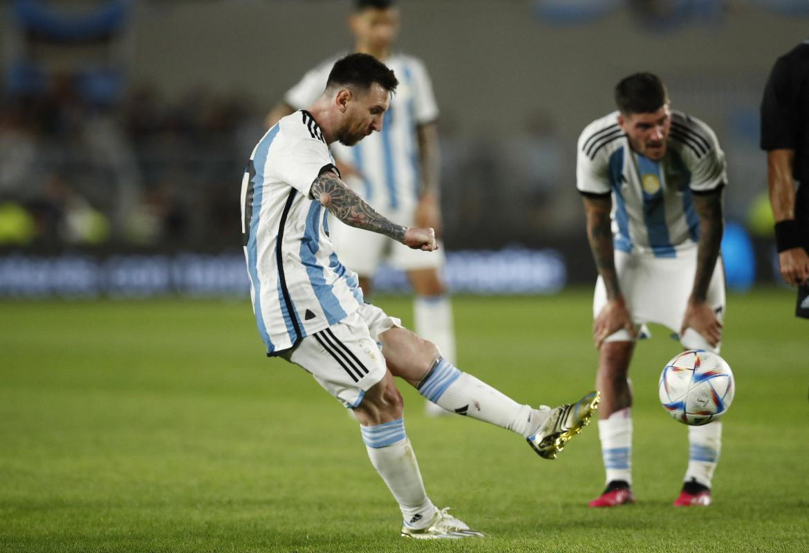 Tiro libre de Messi; Argentina vs. Panamá. Foto: Reuters.