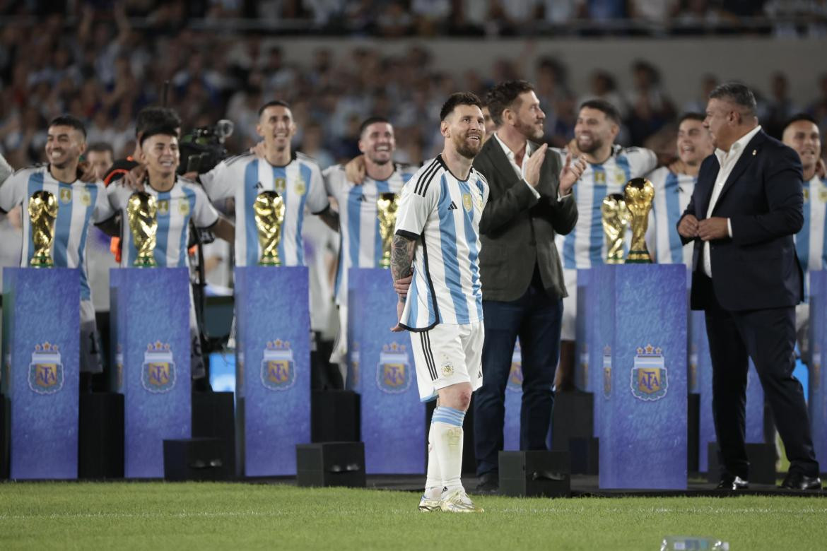 Festejos de la Selección Argentina ante los hinchas. Foto: EFE