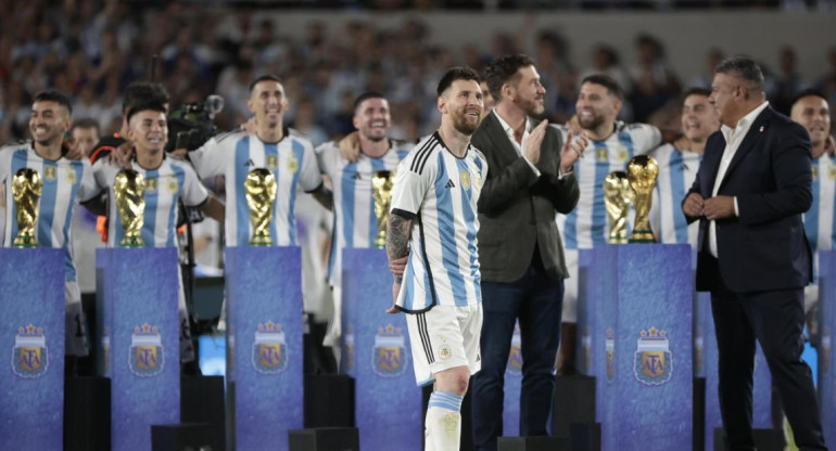 Festejos de la Selección Argentina ante los hinchas. Foto: EFE