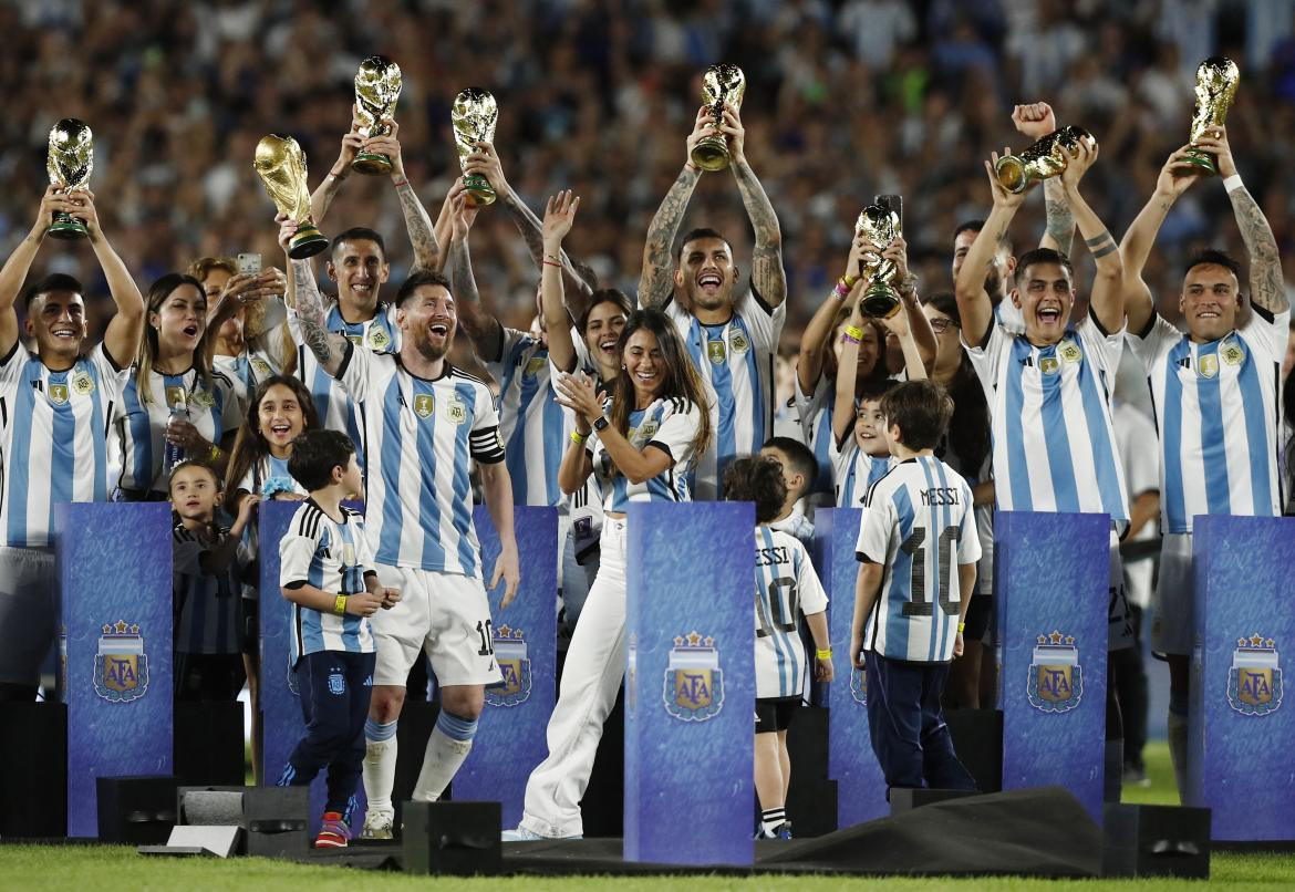 Lionel Messi con la Copa del Mundo en el Monumental. Foto: REUTERS.