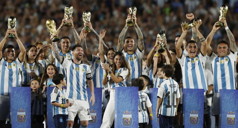 Lionel Messi con la Copa del Mundo en el Monumental. Foto: REUTERS.