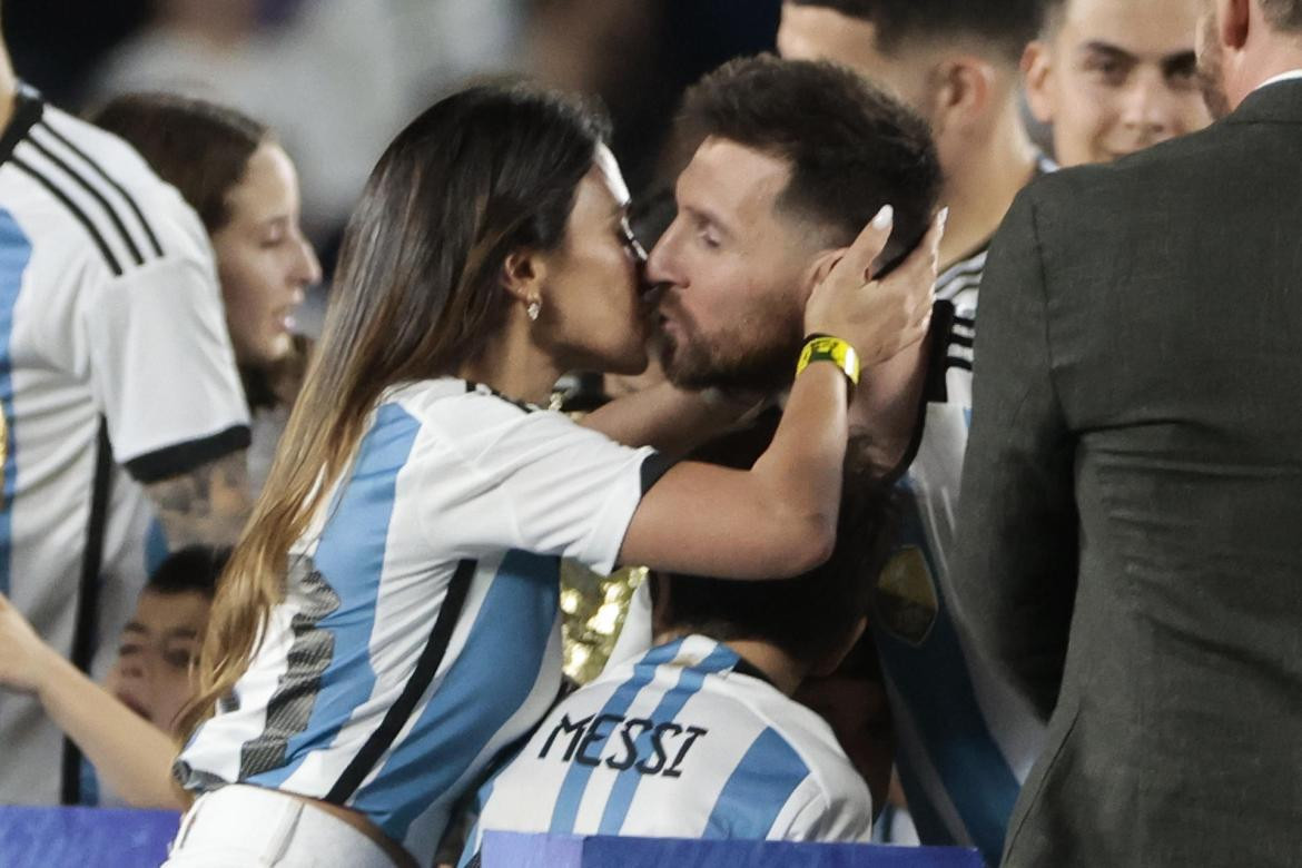 El romántico beso entre Messi y Antonela Roccuzzo. Foto: EFE.
