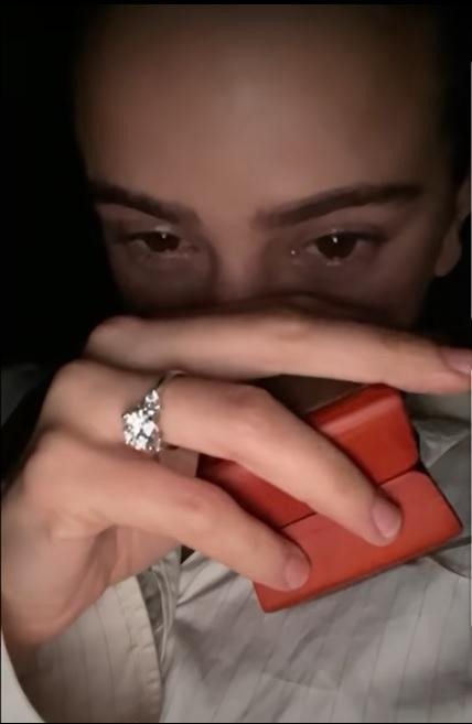 Rosalía con un anillo de diamantes. Foto captura videoclip Beso.