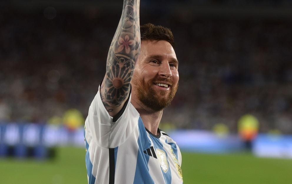Lionel Messi cumplió y se tatuó el 5 de copas. Foto: NA.