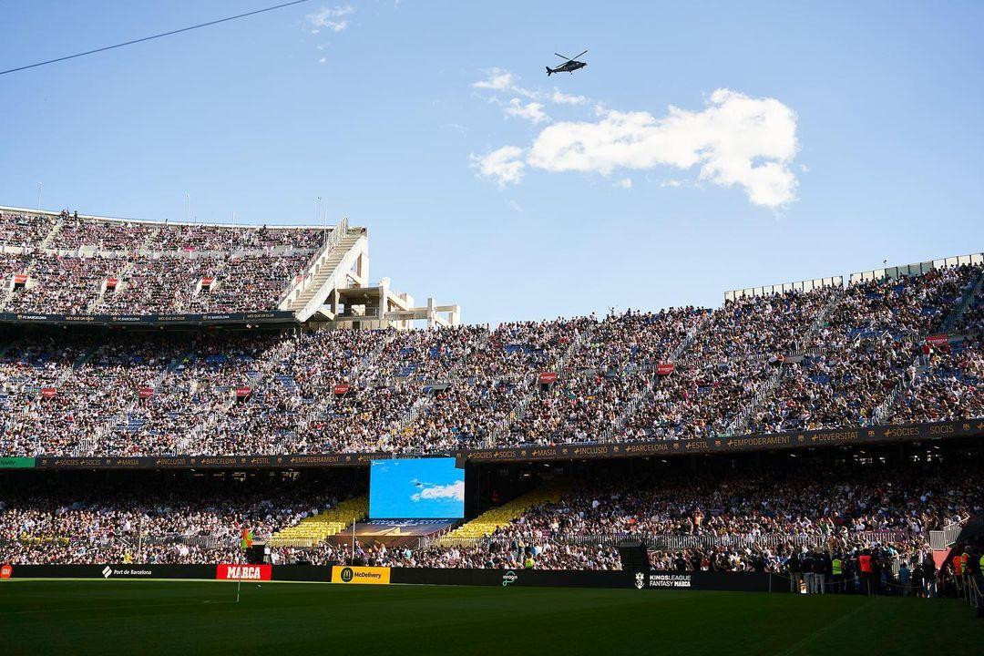 Los hinchas de Barcelona pidieron por Messi en el Camp Nou. Foto: Instagram @kingsleague.