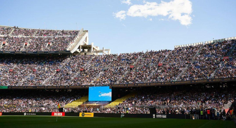 Los hinchas de Barcelona pidieron por Messi en el Camp Nou. Foto: Instagram @kingsleague.