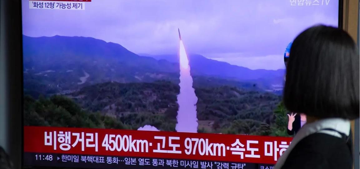 Surcoreanos miran el lanzamiento de los dos misiles. Foto EFE.
