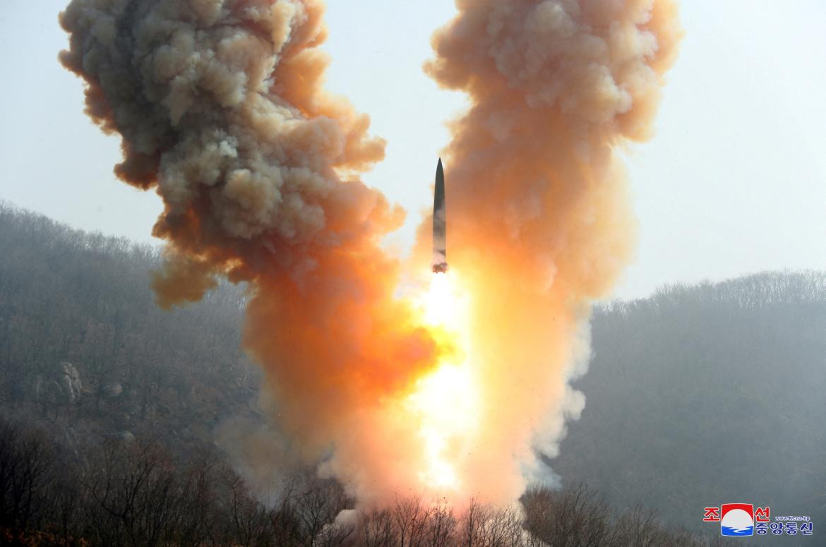 Misil balístico lanzado desde Corea del Norte al mar de Japón. Foto: Reuters. 