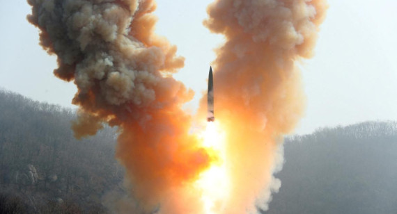 Misil balístico lanzado desde Corea del Norte al mar de Japón. Foto: Reuters. 