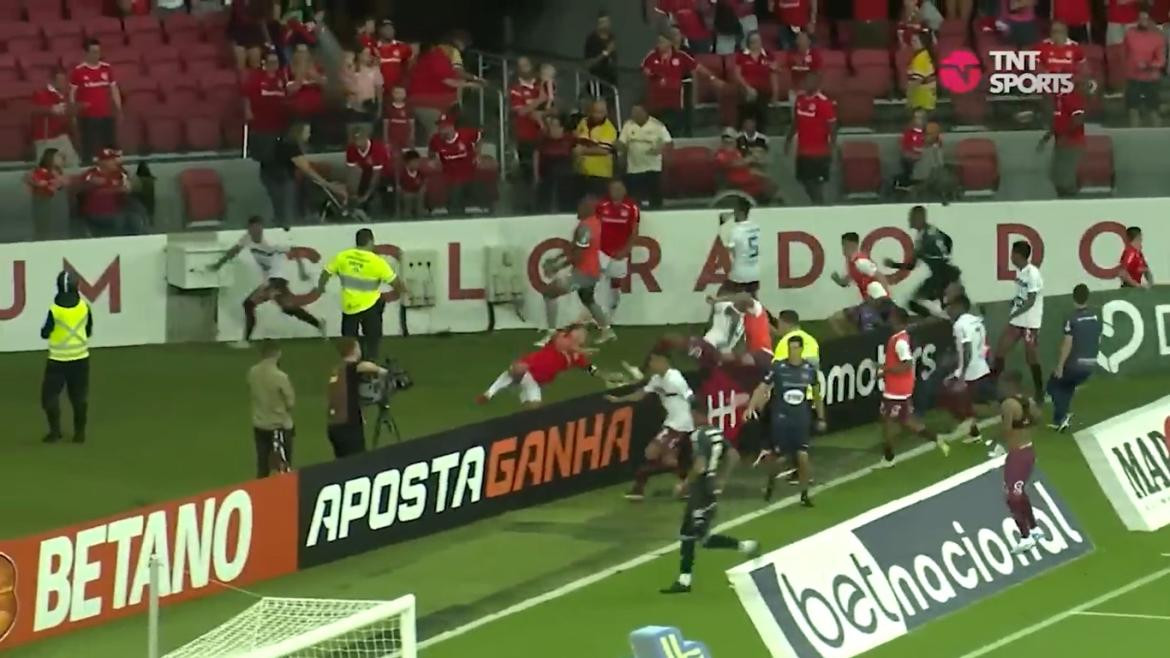 Jugadores corren y se agreden en la semifinal del Torneo Gaúcho. Foto captura TNT sports.