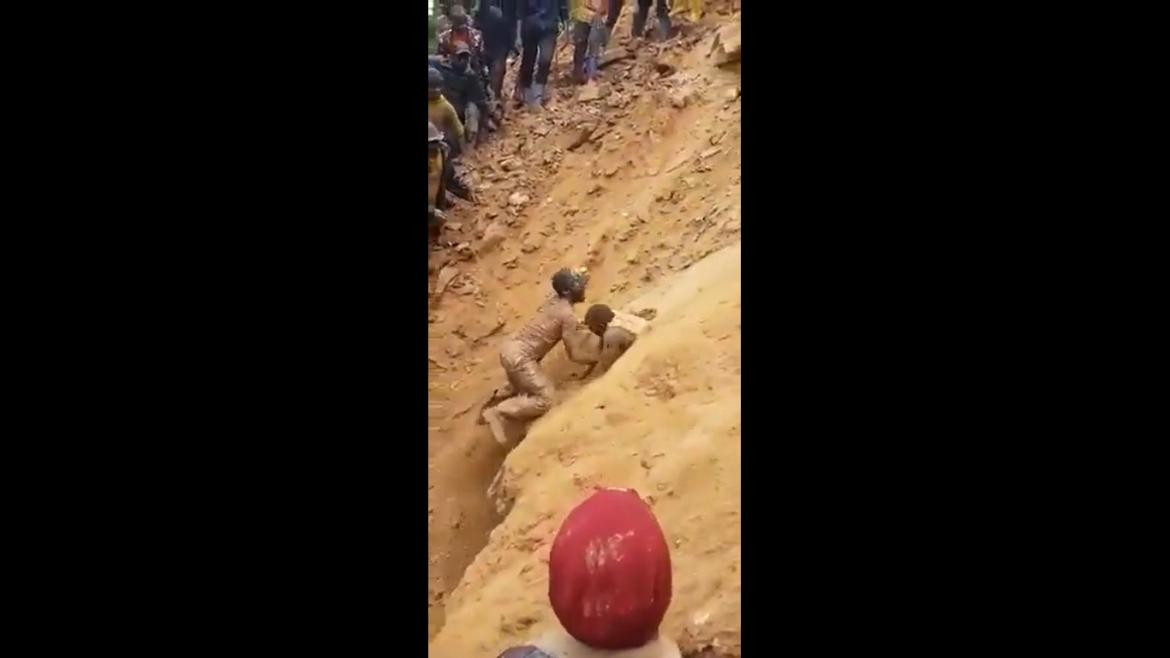 El rescate de una persona en el derrumbe de una mina de Cobalto en El Congo. Foto Captura.