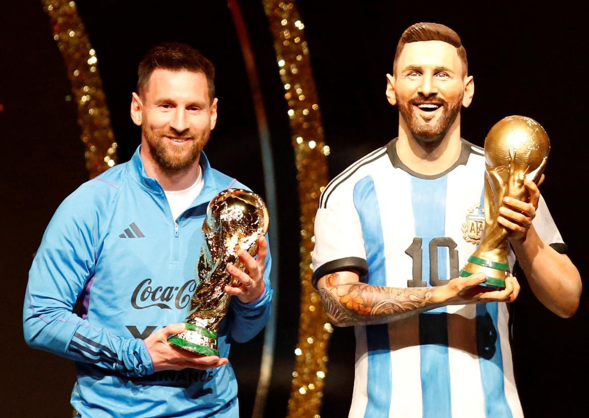 Lionel Messi junto a su estatua en la ceremonia de la Conmebol. Foto: Reuters.
