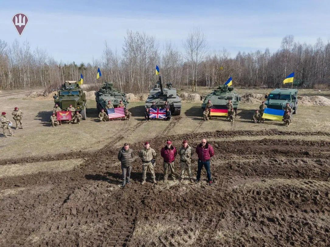 Tanques occidentales llegan a Ucrania. Foto: Reuters. 