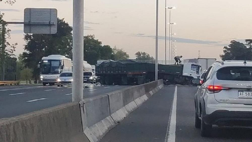 Accidente en la autopista Riccheri. Foto: NA.