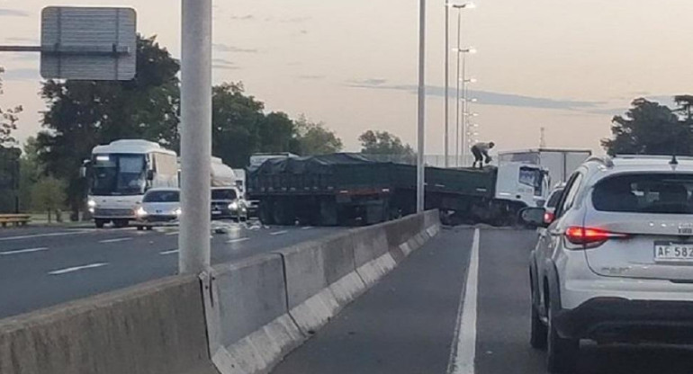 Accidente en la autopista Riccheri. Foto: NA.