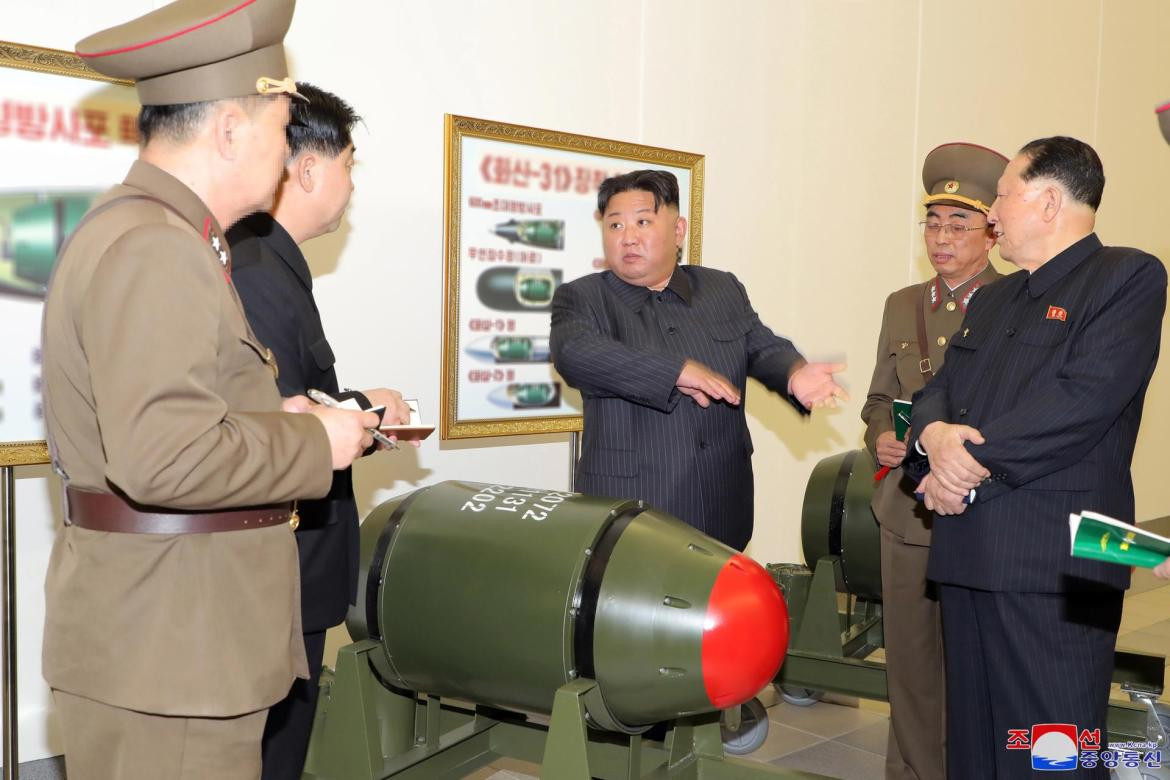 Kim Jong-Un inspecciona armas nucleares. Foto: EFE. 