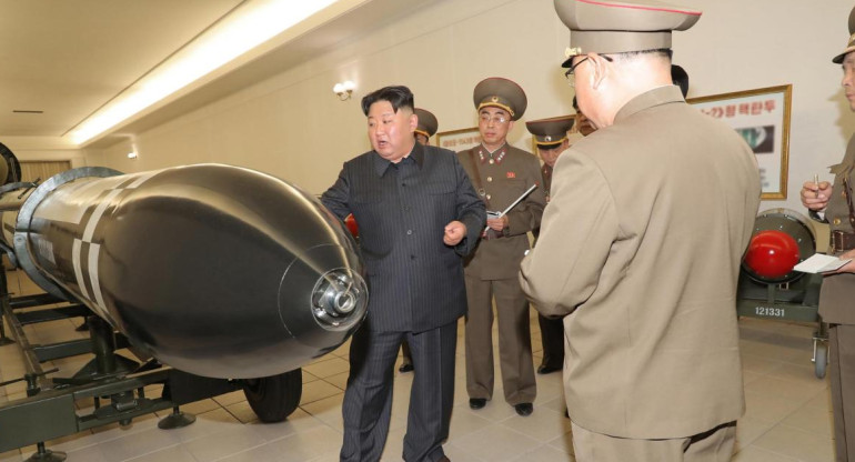 Kim Jong-Un inspecciona armas nucleares. Foto: EFE. 